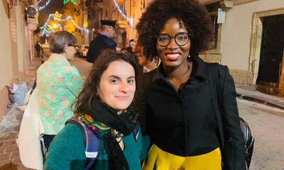 Foto Assita met journaliste in Malta